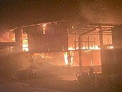 苗栗市中正路民宅深夜傳火警　鐵皮屋火舌四竄