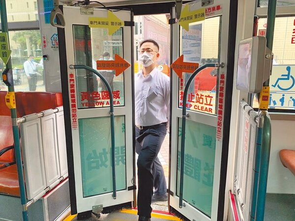 台北市交通局20日宣布，明年5月底前全市超過3000輛公車全面加裝車門防夾裝置。（張薷攝）