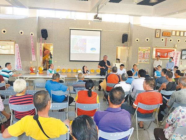 苗栗縣政府計畫在後龍水尾滯洪池設置太陽能發電系統,20日召開說明會,里民同聲反對。(讀者提供/謝明俊苗栗傳真)