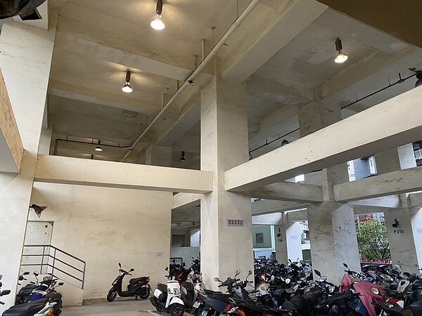 五堵火車站橋下民怨黑暗危險，台鐵提出照明改善方案。圖／台鐵局提供