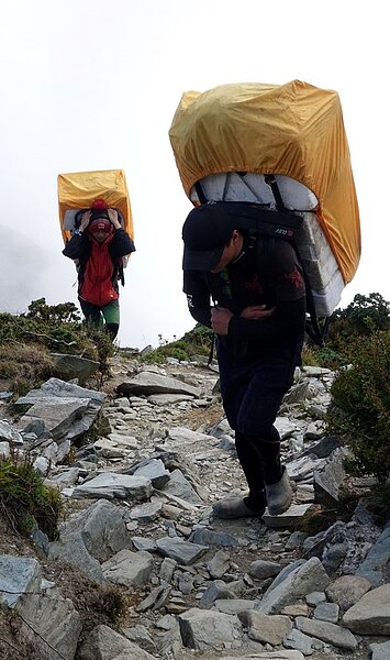 高山協作長時間背負重物,膝蓋、腰椎容易損傷,在缺乏保障與退休金的情況下,晚年生活常無法被照顧。記者邱德祥/攝影