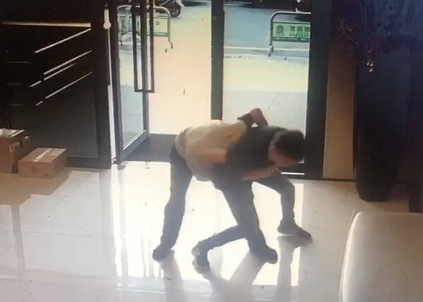 鄭姓住戶出手毆打保全,甚至還拳打腳踢摔樣樣來,他怒氣下往死裡打的原因竟是保全沒有幫他代收貨到付款的包裹。圖/好房網News記者黃暐迪翻攝