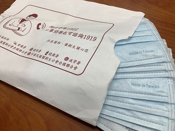口罩實名制新制拍板,14天可買10片,每片價格從原本的5元,降至4元,總價40元,比現在一次9片,要價45元還要低,新制從明年元旦上路。記者陳雨鑫/攝影