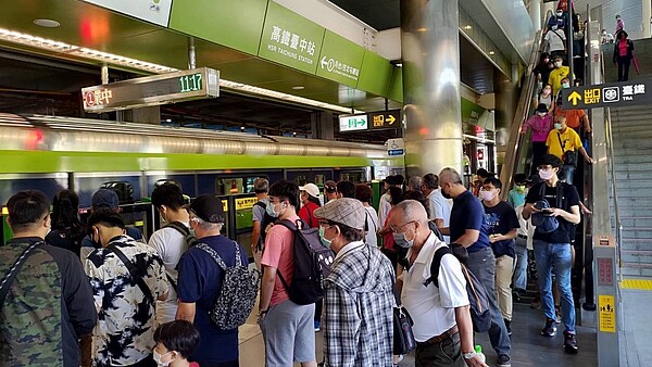 台中捷運綠線試營運中，今天中午12點12分在高鐵台中站尾軌因列車異常，進行局部斷電維修，一度造成高鐵台中站旅客大排長龍。圖／中捷公司提供