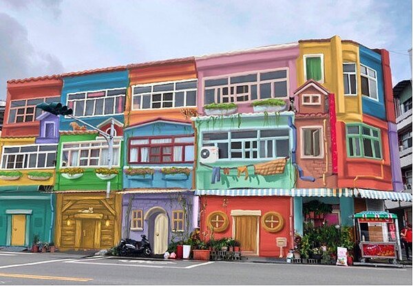 彰化縣政府爭取百寶村周邊創新場域營造計畫,將投入3500萬元,從街區美學開始,將進行內、外部整修,預定2021年1月完工招商,圖為公所前老舊房舍彩繪示意圖。圖/彰化縣政府提供