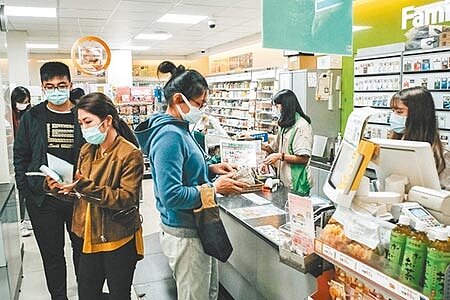 
食藥署長吳秀梅昨表示，明年元旦起，成人、兒童口罩購買片數將調整為14天10片，每片價格從5元降至4元。圖為實名制網購超商取貨的民眾。（本報資料照片）
 