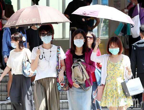 今天東北風減弱,白天各地為多雲時晴的天氣,北海岸、北部山區及東半部晚有局部短暫雨的機率;北部白天最高溫又回升至32度左右。本報資料照片