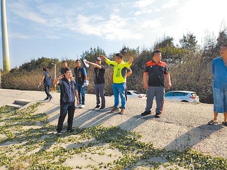 大安北汕海堤因突堤效應，造成海灘受侵蝕退縮，市議員施志昌21日會勘盼解決問題。（陳淑娥攝）
