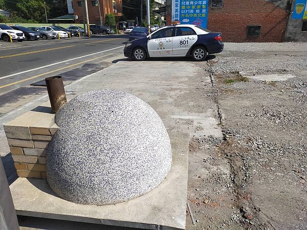 彰化縣芳苑警分局找到PIZZA窯烤爐。圖/警方提供