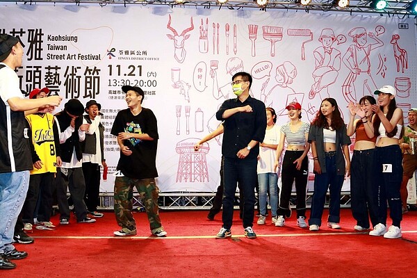 「2020苓雅國際街頭藝術節」21日在苓雅區衛武里熱鬧登場。圖/高雄市政府提供