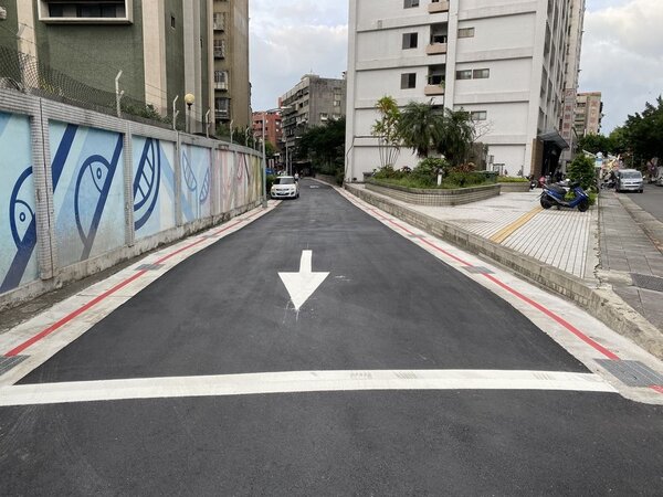 中華路二段596巷路面溝蓋換新。圖／台北市政府提供