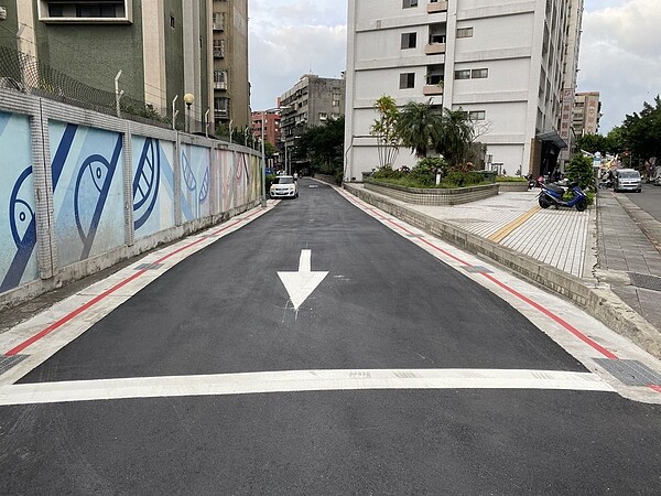 中華路二段596巷路面溝蓋換新。圖/台北市政府提供