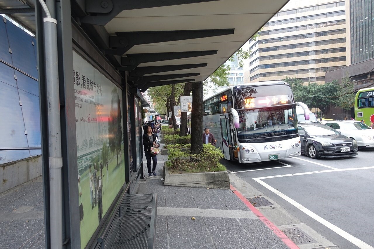 北市目前有3300個公車站位，其中1300個站位有加裝候車亭。聯合報系資料照