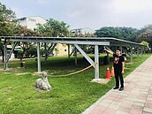 傻眼！光電板蓋在公園綠地上　屏東縣議員批離譜