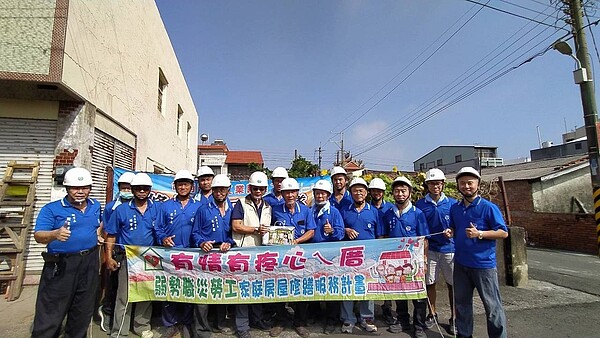 關懷弱勢者,台南市府勞工局動員修繕志工協助修屋。記者謝進盛/翻攝