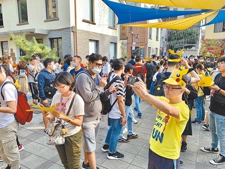 寶可夢城市一日快閃活動22日在台南登場，不少民眾一早湧入藍晒圖文創園區，搶抓稀有寶可夢。（李宜杰攝）