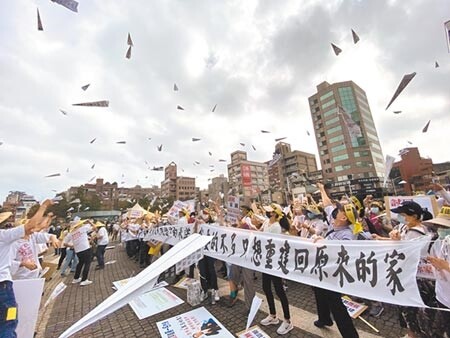 桃園市公民監督聯盟陣線在抗議中強調補償費不夠蓋回本來的家。圖／中時資料照