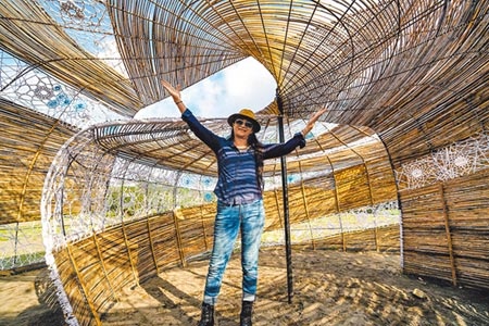 壯圍沙丘地景藝術節昨起開幕，藝術家哈拿‧葛琉展示她的作品《迴》。（李忠一攝）