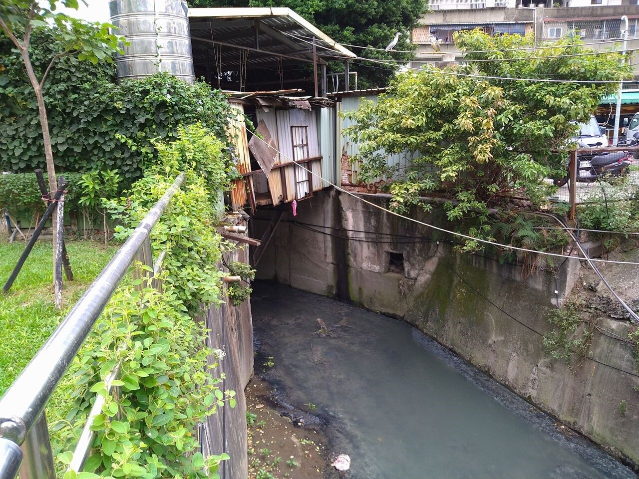 中和區瓦磘溝經常出現惡臭，市府評估屬重度汙染。圖／聯合資料照