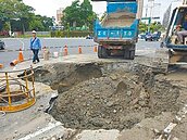 高雄舊管線養出天坑　上路像踩雷