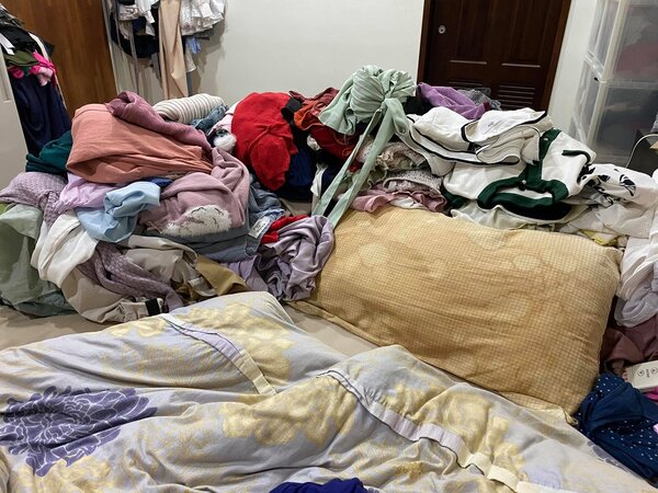 立委高嘉瑜PO出自己租屋處照片，表示自己有囤物癖導致無法搬家。圖／取自高嘉瑜臉書