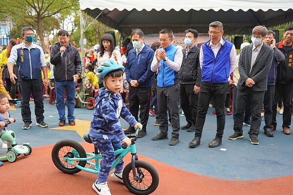 小朋友現場體驗波浪型車道的快感。圖／新北市政府提供