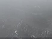 他住這區半年突有大濃霧壟罩！在地人：很棒不是嗎？