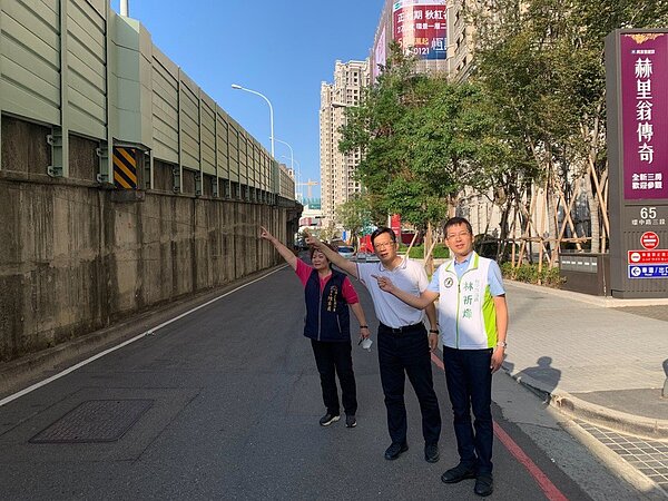 立委張廖萬堅(中)議員林祈烽接獲陳情指74號快速道路噪音擾民。圖/林祈烽提供