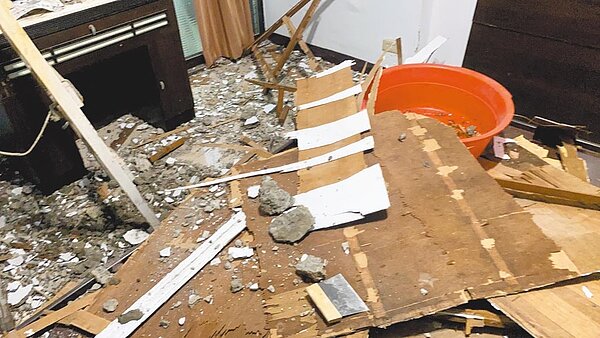 蘆洲區永安南路二段60戶老舊公寓，去年被新北市政府認定為海砂屋，公寓今年崩落狀況加劇，發生落石砸破頭、車損等恐怖意外，居民感嘆「回家就像玩命」，圖為主臥室狀況。（住戶提供／戴上容新北傳真）