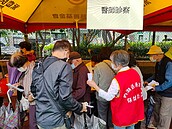 貼心里長借帳篷　內湖康寧里民雨天打疫苗還能領重陽宣導品