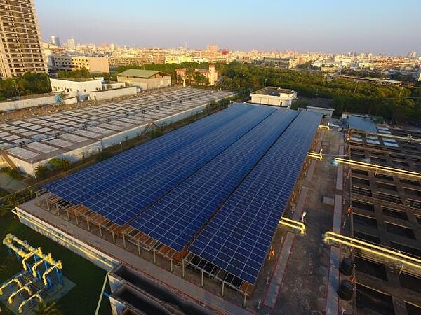 台南防汛道路架設太陽能板強化場域安全。圖/台南市府提供