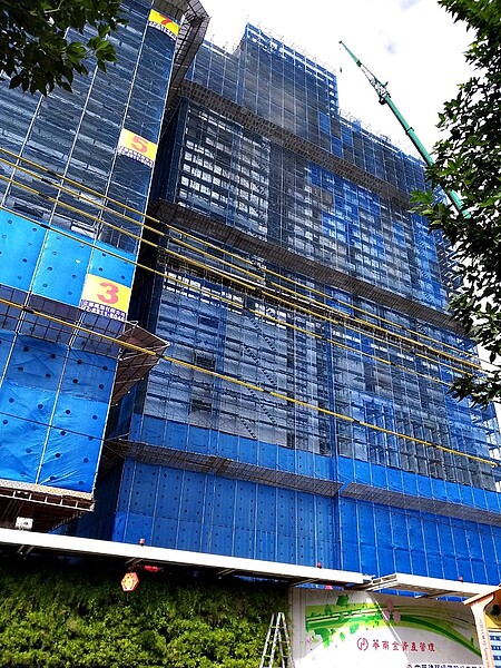 華南金申請自辦都更案,24日在土城工業區舉辦新廠辦大樓上樑典禮,包括興建一棟資訊大樓、一棟科技廠辦大樓,預計明(2021)年底完工啟用,招商事宜未來也將陸續進行。圖/好房網News記者林和謙攝