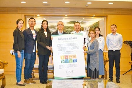 新北市長侯友宜24日簽署「氣候緊急宣言」,並提出5+5行動及策略展現新北市氣候改革決心。(葉德正攝)