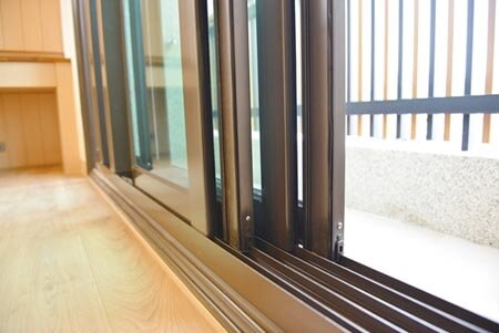 
全天候氣密窗單、雙道複層玻璃氣密窗設計結合多層窗扇軌道，將室外雙倍阻熱、隔音功效發揮到極致。圖／林宜蓁
 