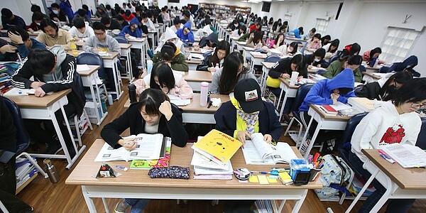 而立案補習班免徵營業稅,但所得稅依獨資、公司有所不同。圖/本報資料照片