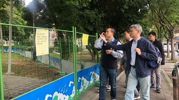 新北市議員葉元之指出,公園迄今仍未開放給民眾使用,其關鍵原因竟是「挖到遊樂設施」,該地過去是大同水上樂園。圖/葉元之提供