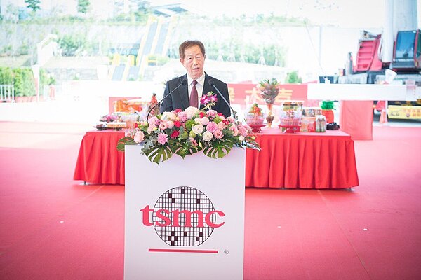 台積電董事長劉德音24日出席3奈米南科新建工程上梁典禮。圖/台積電提供