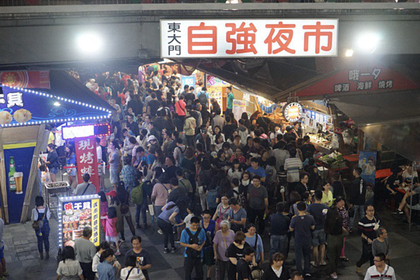 交通部觀光局今公布「春節疏運孝親專案」,規畫將於2月8日至13日推出住宿優惠補助,住宿優惠對象限定年滿55歲以上本國國民,每一身分證字號,最高折抵6000元。本報資料照片