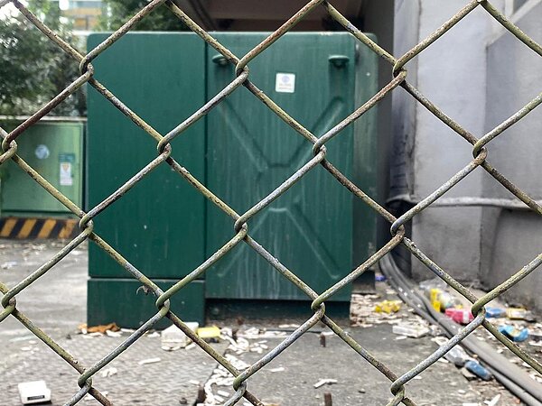 台北市光華商場內設置5大7小變電箱，禁區內散落滿地的菸蒂，成為大型煙灰缸。圖／議員應曉薇提供。