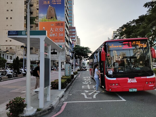 為改善公車候車環境，高雄市今年完成增設候車亭40座及候車椅70座。圖／高雄市交通局提供