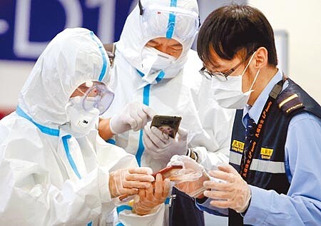 
中央流行疫情指揮中心昨透露，我國已採購近1500萬劑疫苗。圖為桃園機場實施入境防疫。（本報資料照片）
 