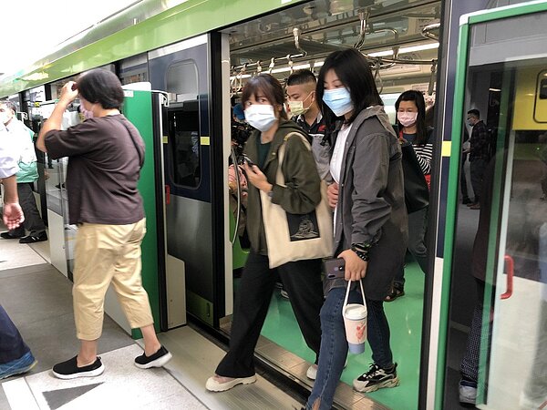 民眾搭捷運,下車通過車門及閘門,常有人擔心被夾到。圖/聯合報系資料照