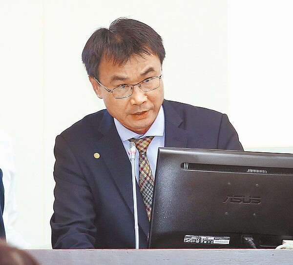 農委會主委陳吉仲承諾3天提供允許萊豬進口的101國查考網址。(姚志平攝)