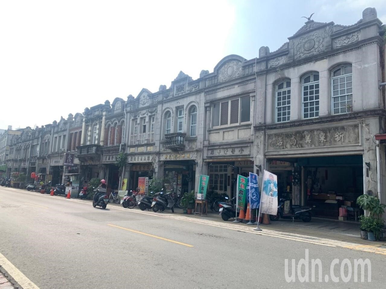 台南新化老街西側11戶街屋將同步修復，已先拆掉招牌及遮雨棚，第一期6戶將在農曆年前完工，期待重現百年風華。記者吳淑玲／攝影