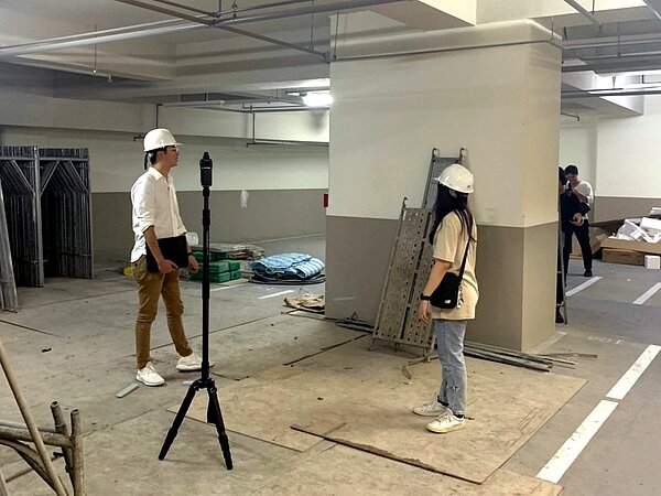 空間設計師在毛胚屋的工作現場,從丈量、放樣、製圖到施工完成,流程繁瑣。圖/教育部提供