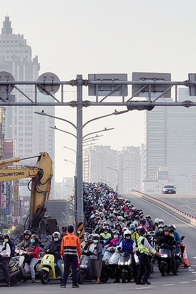 高雄民族陸橋機車道開拆，施工期間，汽機車暫時混用車道，尖峰時段宛如機車瀑布，車流十分駭人。圖／取自市議員郭建盟臉書