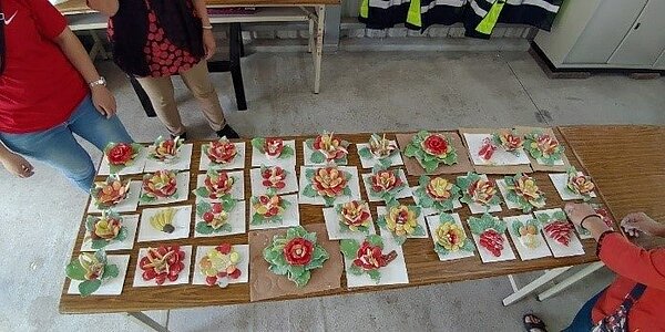 金門大學都市計畫與景觀學系和西浦頭社區發展協會共同舉辦「剪黏手作體驗營」,教導民眾剪粘工藝。圖/金大提供