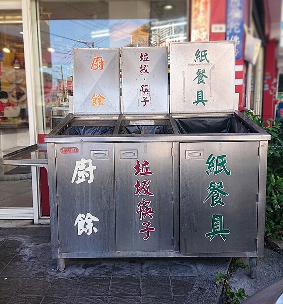 中市自助餐及便當店業者只要提供座位且使用紙製餐具，市府補助最高6500元。圖／台中市政府提供