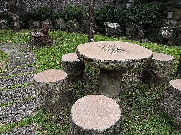公園內設置棋桌供銀髮族下棋。（圖／吳佳燕攝影）