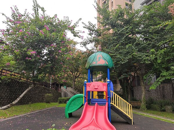 清溪綠地的公園內設置休息區。（圖／吳佳燕攝影）